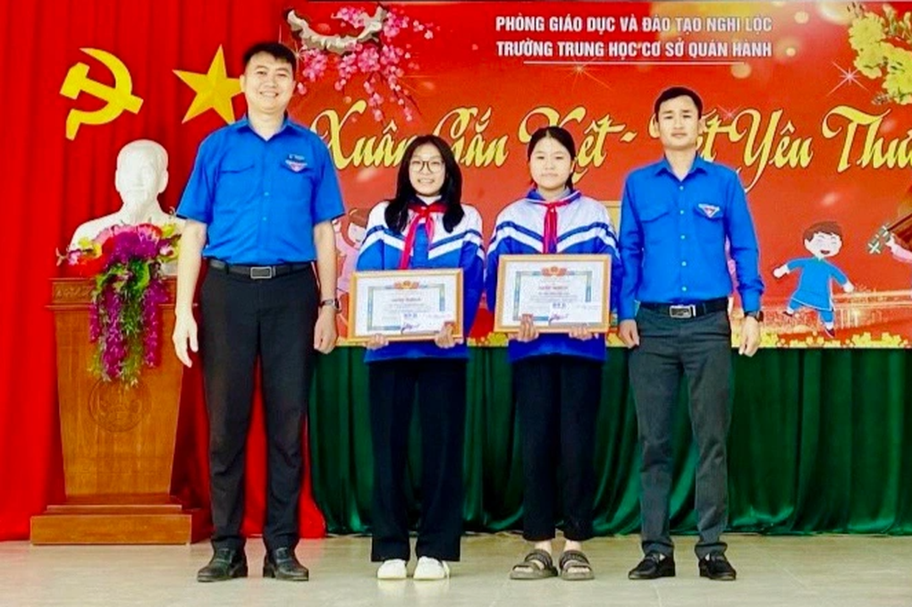 Nhặt được ví chứa đầy tiền, 2 nữ sinh đi tìm người đánh rơi - 1 Nhặt được ví chứa đầy tiền, 2 nữ sinh đi tìm người đánh rơi - 1