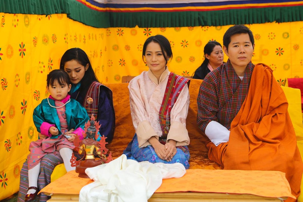 3 anh em Quốc vương Bhutan cưới 3 chị em ruột - 4