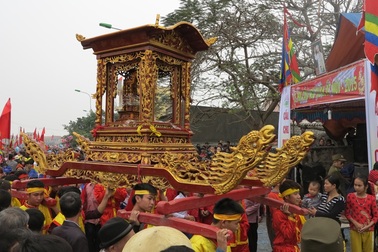 Ngàn người chen chân trong lễ rước kiệu lễ hội cầu ngư