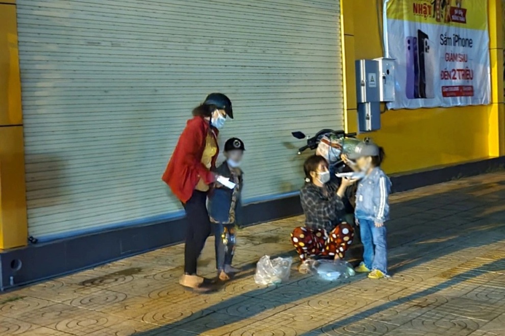 Cảnh sát giao thông dẫn đường đưa gia đình vừa hoàn thành cách ly về nhà - 1