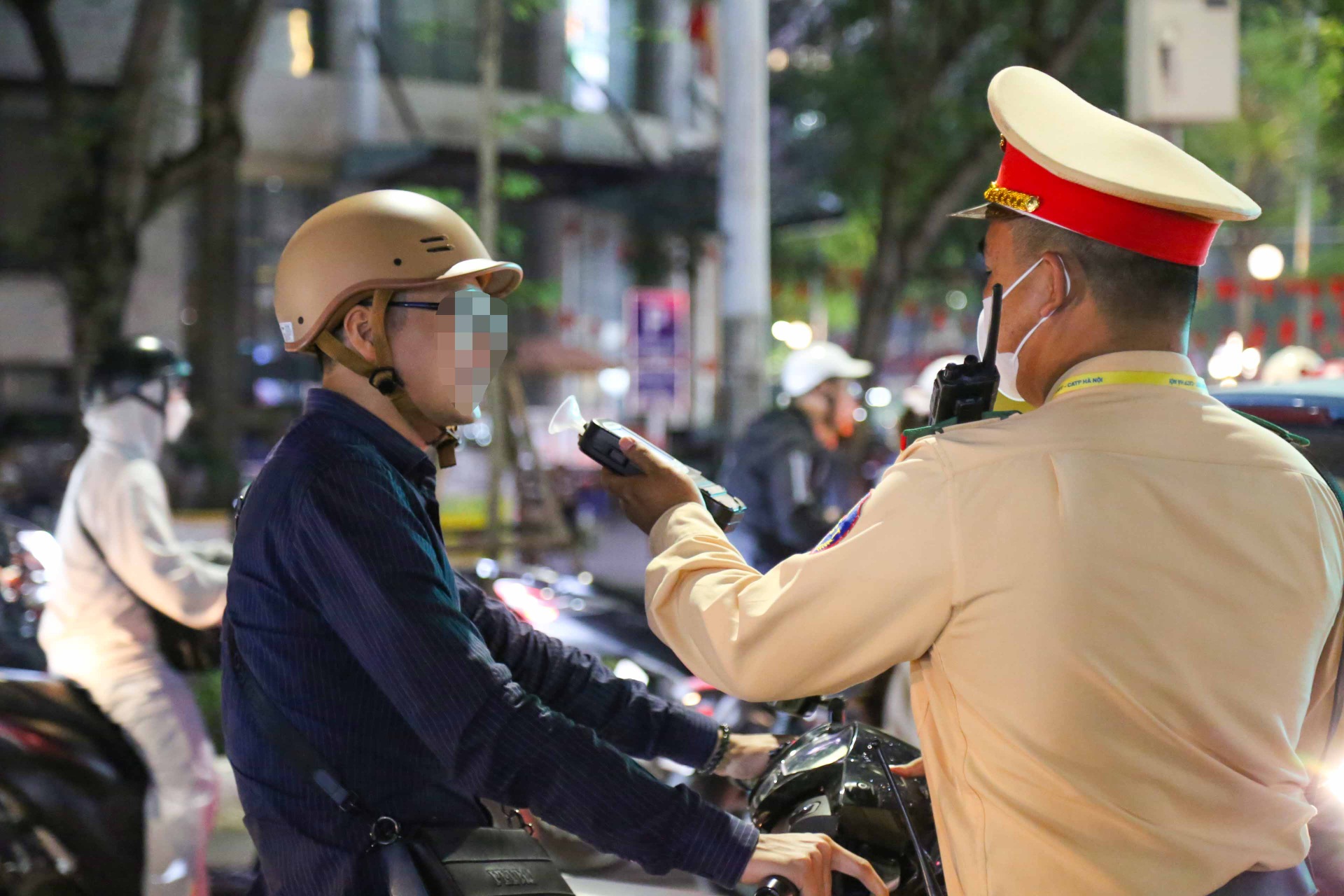 Tài xế ô tô Mercedes dính cồn kịch khung vẫn lái xe chở bạn - 10 Tài xế ô tô Mercedes dính cồn kịch khung vẫn lái xe chở bạn - 10