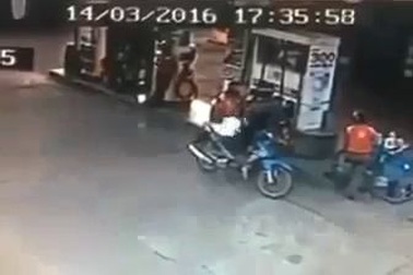 Xe máy bất ngờ bùng cháy trong lúc đổ xăng