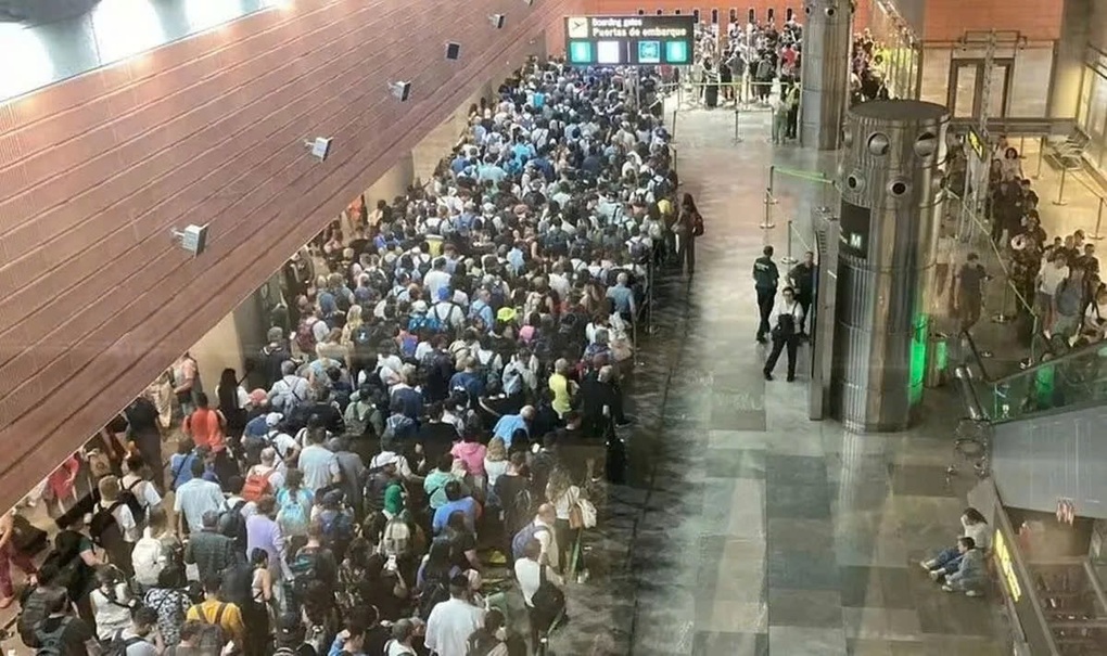 Пассажиры дерутся и пропускают много рейсов из-за сбоя в системе паспортного контроля - 1 Khách ẩu đả, lỡ hàng loạt chuyến bay vì sập hệ thống kiểm tra hộ chiếu - 1
