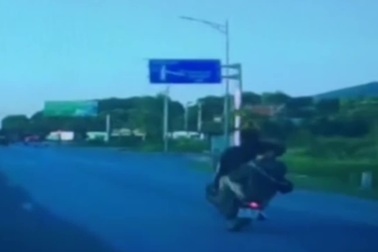 Thanh niên bốc đầu xe, đánh võng trên quốc lộ