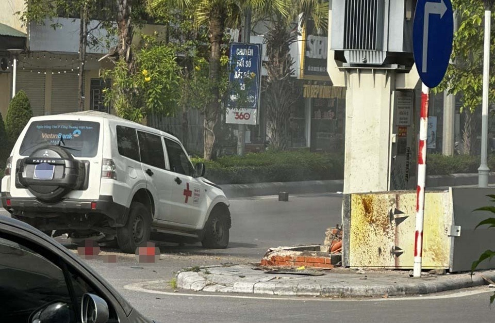 Ô tô biển xanh mất lái tự lao vào trụ điện, tài xế tử vong - 1 Ô tô biển xanh mất lái tự lao vào trụ điện, tài xế tử vong - 1