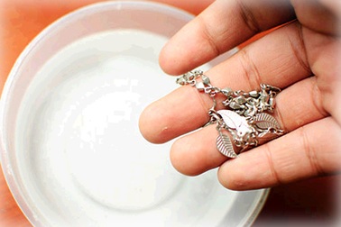 Mẹo đơn giản giúp trang sức bạc "sạch bong, sáng bóng"