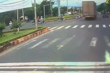 Tài xế lý giải nguyên nhân phóng như bay vượt đèn đỏ, suýt gây tai nạn