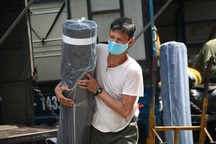 Dưới nắng nóng 38 độ C, người lao động vẫn miệt mài mưu sinh