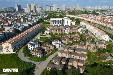 Cận cảnh hàng loạt khu biệt thự bỏ hoang nhiều năm ở ngoại thành Hà Nội