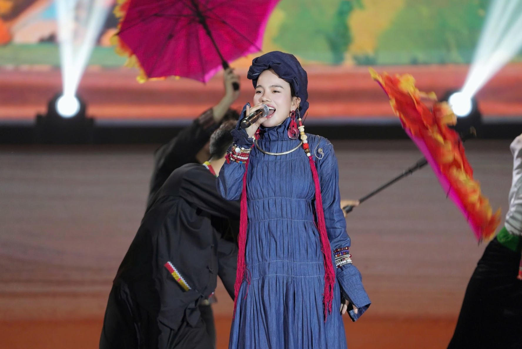 Tung Duong 2025 Hoa Ban Festival - 2 میں 2,000 افراد پر مشتمل گانا گا رہا ہے Tùng Dương hát cùng dàn hợp xướng 2.000 người tại Lễ hội Hoa Ban 2025 - 2