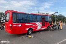 Xe máy "kẹp 5" va chạm với ô tô, 4 người thương vong