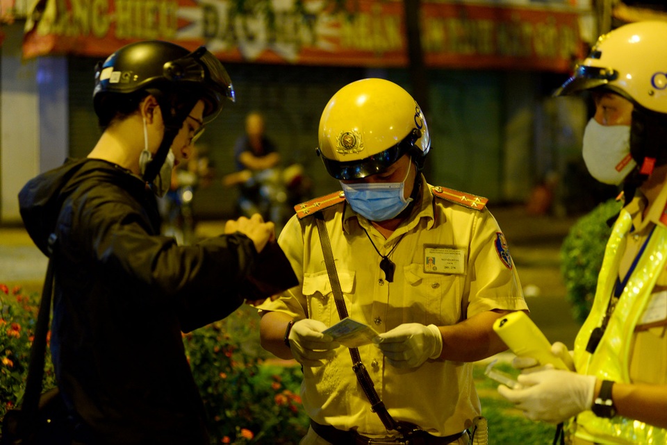 CSGT đo nồng độ cồn ra sao trong mùa dịch Covid-19? - 12