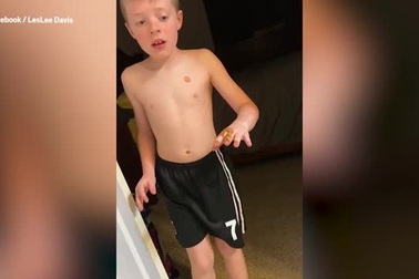 Cậu bé Kaleb không dễ bị đánh lừa