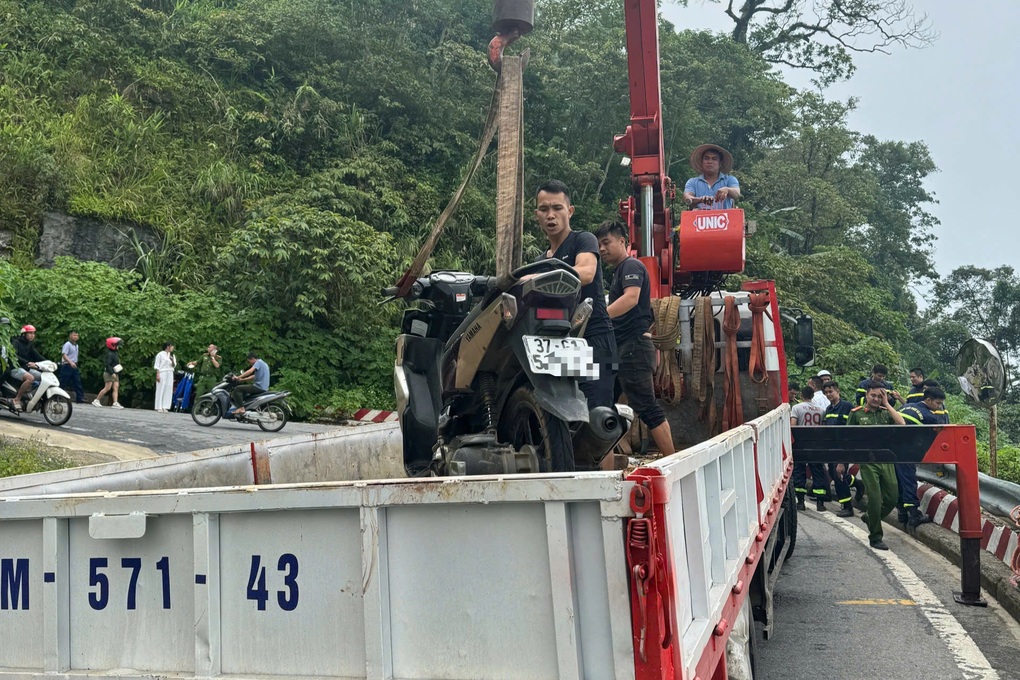 Cảnh sát cứu 2 người đi xe máy rơi xuống vực sâu 30m ở Vườn quốc gia Ba Vì - 2