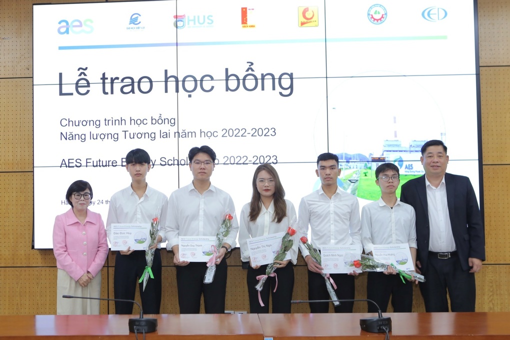Nữ sinh chế tạo tay máy robot, đạt giải Nhất nghiên cứu khoa học - 4 Nữ sinh chế tạo tay máy robot, đạt giải Nhất nghiên cứu khoa học - 4