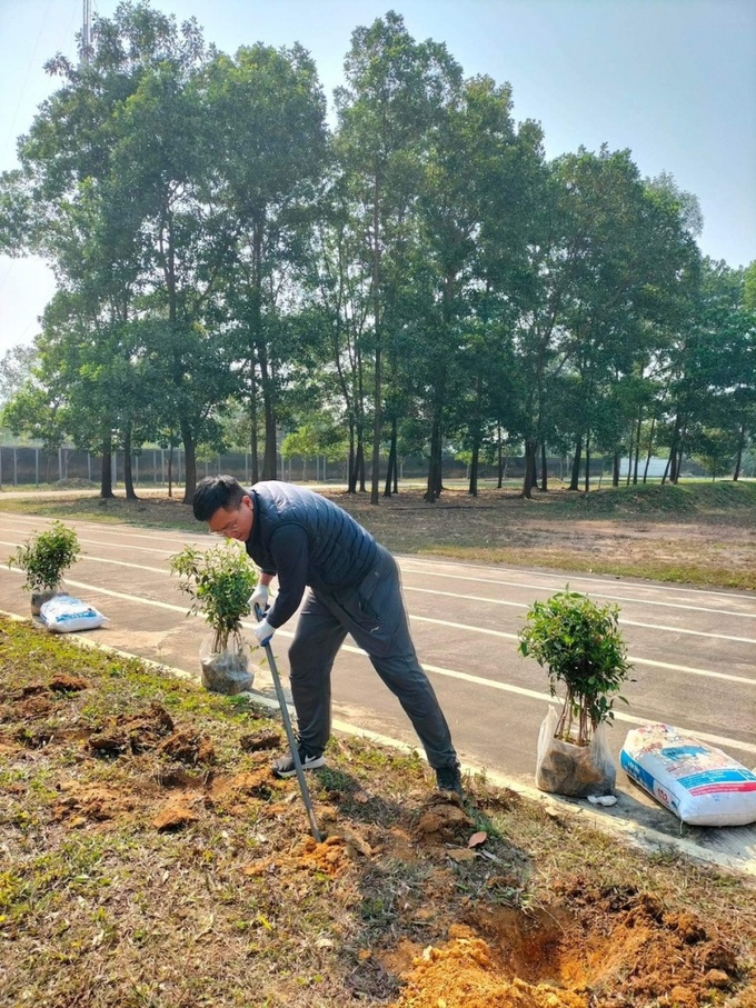Lãnh đạo Cơ sở Sơn Tây tham gia trồng hoa tạo cảnh quan xanh – sạch – đẹp