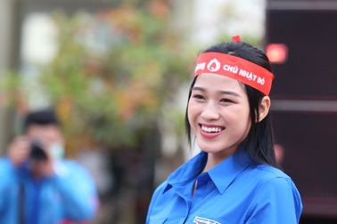 Hoa hậu Đỗ Thị Hà hưởng ứng ngày hội Chủ nhật đỏ tại Thanh Hóa