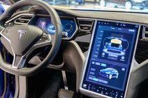 Tesla "gây khó dễ" cho các chủ xe dùng phần mềm không chính hãng