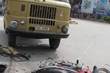 Xe tải “húc” chết người 