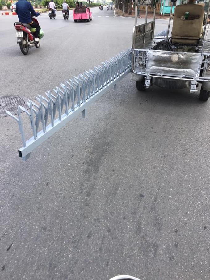 Xe ba gác chở món hàng nguy hiểm trên phố khiến bao người kinh hãi, không ai dám đi gần - Ảnh 1. Xe ba gác chở món hàng nguy hiểm trên phố khiến bao người kinh hãi, không ai dám đi gần - Ảnh 1.