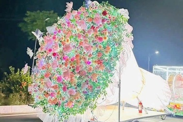 Bó hoa khổng lồ, dài 6m rước trên đường ở Thái Nguyên