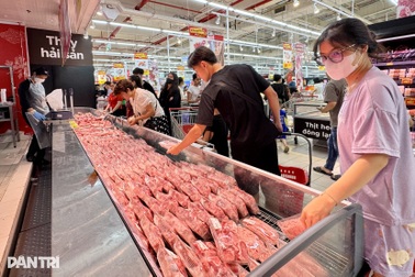 Người Hà Nội tích đồ trước bão Wipha, chợ và siêu thị đông đúc