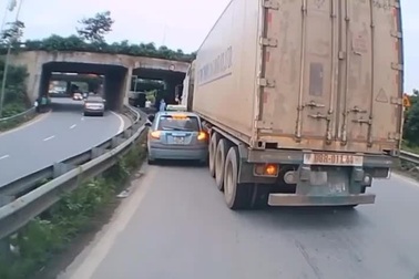 Taxi suýt lĩnh hậu quả vì giành đường với xe container