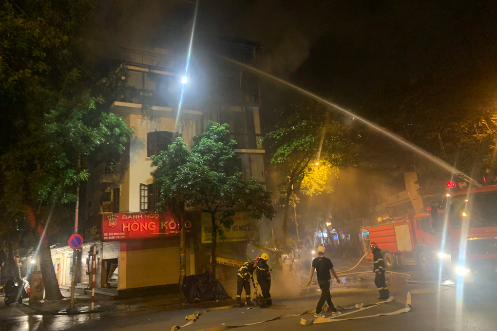 Cháy cửa hàng bánh ngọt Hồng Kông trên phố cổ Hà Nội - 3 Cháy cửa hàng bánh ngọt Hồng Kông trên phố cổ Hà Nội - 3