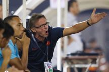 HLV Philippe Troussier tin dùng trợ lý Việt Nam