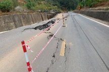 Quốc lộ 24 xuất hiện vết nứt dài gần 100m, mặt đường biến dạng