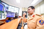"Check var" phòng điều khiển đèn giao thông Hà Nội trong giờ cao điểm