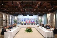 Ukraine đình chỉ đàm phán hòa bình với Nga