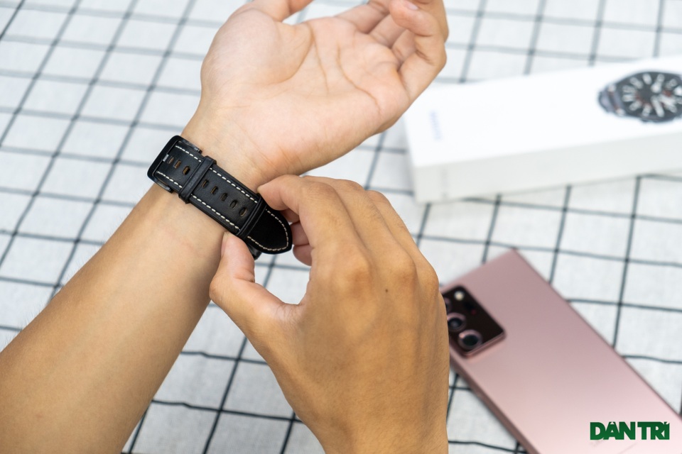 Mở hộp Galaxy Watch 3, so sánh cùng đối thủ Apple Watch - 7 Mở hộp Galaxy Watch 3, so sánh cùng đối thủ Apple Watch - 7