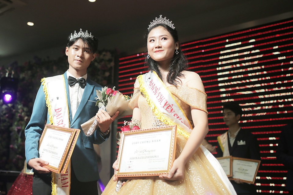 Lộ diện cặp đôi tài sắc đăng quang Đại sứ THPT Chuyên Sư phạm - 4 Lộ diện cặp đôi tài sắc đăng quang Đại sứ THPT Chuyên Sư phạm - 4