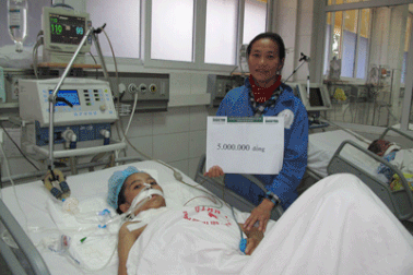 Quỹ Nhân ái đến với sản phụ 14 tuổi nguy kịch trên giường bệnh