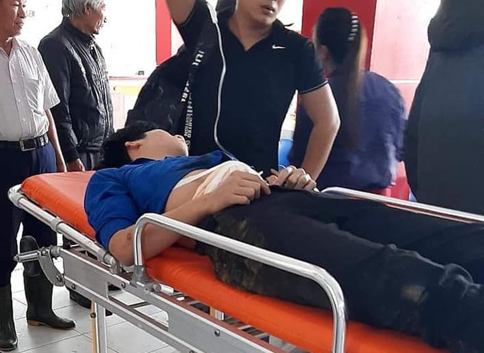 Vừa rời cổng trường, nam sinh lớp 10 bị đâm thủng bụng - 2 Vừa rời cổng trường, nam sinh lớp 10 bị đâm thủng bụng - 2