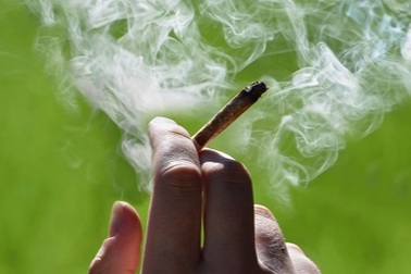 Khói thuốc có thể làm tăng nguy cơ ung thư miệng, họng