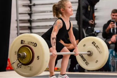 Bé gái 7 tuổi "khỏe nhất thế giới" nâng tạ 80 kg