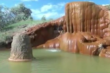 Bồn tắm nóng nằm giữa thiên nhiên khoáng đạt