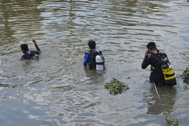Tìm kiếm người phụ nữ chìm dưới sông Maspero