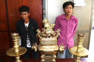 Cháu rể trộm bộ lư đồng ông nội vợ mang đi bán