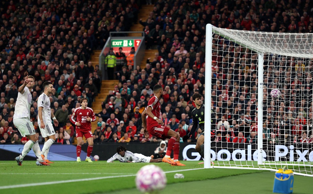 Mbeumo, Maguire tỏa sáng giúp Man Utd hạ gục Liverpool - 2 Mbeumo, Maguire tỏa sáng giúp Man Utd hạ gục Liverpool - 2
