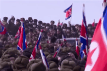 "Biển người" Triều Tiên vây quanh xe chở ông Kim Jong-un