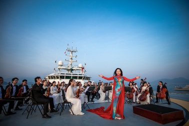 Dàn nhạc giao hưởng Việt Nam biểu diễn trên biển ở phim về Trường Sa