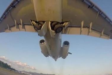 Thót tim clip máy bay cất cánh sát ngay trên đầu người quay phim