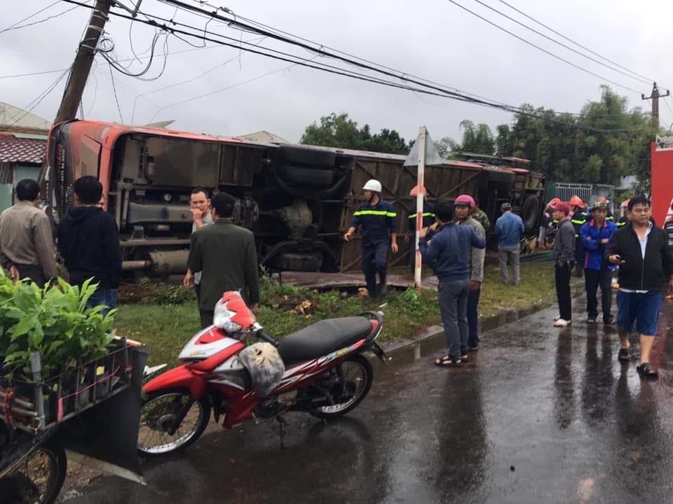 Xe khách lật đè gãy cột điện, hành khách la hét kêu cứu - 1 Xe khách lật đè gãy cột điện, hành khách la hét kêu cứu - 1