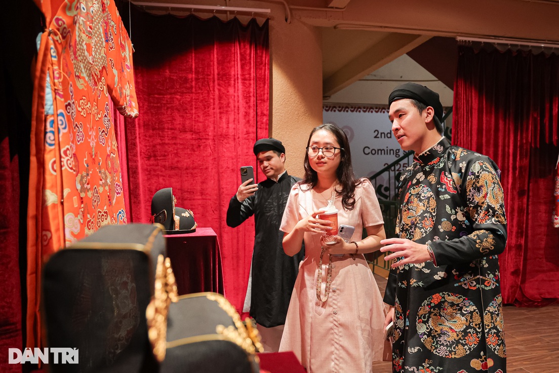 Recréation élaborée des costumes vietnamiens de la dynastie Nguyen à partir du patrimoine original