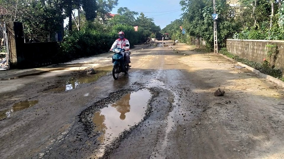 Con đường “đau khổ” tại huyện nông thôn mới đầu tiên của tỉnh Hà Tĩnh - 2 Con đường “đau khổ” tại huyện nông thôn mới đầu tiên của tỉnh Hà Tĩnh - 2
