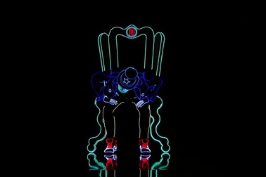 Nhóm nhảy sử dụng hiệu ứng ánh sáng ngoạn mục