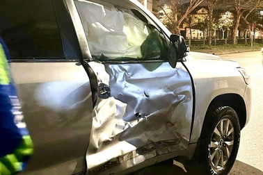 Xe máy tông biến dạng cửa ô tô, 3 người trọng thương